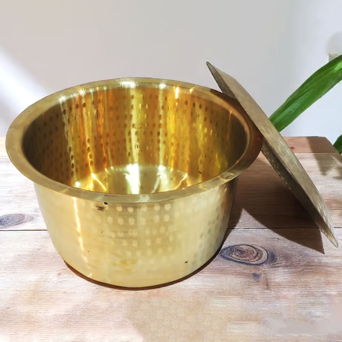Brass Kitchen Purpose Bhagona With Lid, Capacity : 10.5 Liter - 13*13*7.2 Inch (Z637 K)